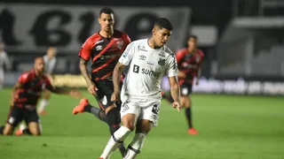 Coisas estranhas em Santos. Furacão vence com gol de Zé Ivaldo