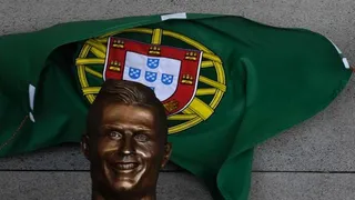 Cristiano Ronaldo vira nome de aeroporto, ganha busto polêmico e é a piada do dia