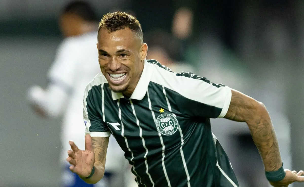 Breno Lopes comemora gol do Coritiba na vitória sobre o Bahia pelo Brasileirão.