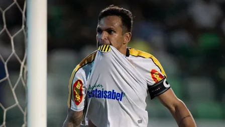 Voando! Ex-Coritiba se torna terceiro maior artilheiro do Brasil