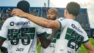 Coritiba renova com zagueiro que só fez um jogo na Série B