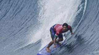 Gabriel Medina conquista o bronze, e Tati Weston-Webb fica com a prata no surfe