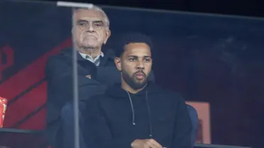 Com futuro incerto, Renan Lodi assiste a jogo do Athletico com Petraglia