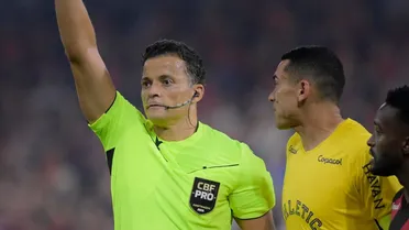 Áudio do VAR expõe polêmica em expulsão no Athletico