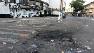 Torcedores do Santos invadem Vila Belmiro um dia após rebaixamento