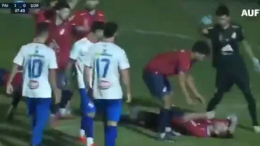 Futebol ou MMA? Jogador é nocauteado por adversário durante partida; veja o vídeo