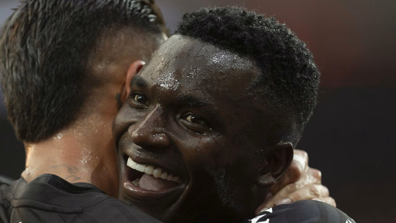 Kevin Viveros comemora gol pelo Athletico e se destaca como artilheiro