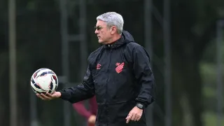 Odair Hellmann completa um mês no comando do Athletico e explica mudanças