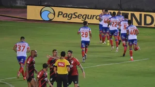 Com dois a menos, Athletico é derrotado pelo Bahia e perde 100% de aproveitamento