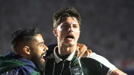 Zagueiro marca de novo e ganha força no time titular do Coritiba