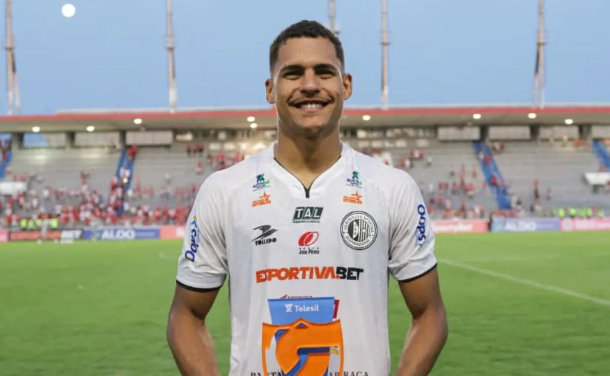 Alex Bruno pelo ASA durante partida da temporada 2026.