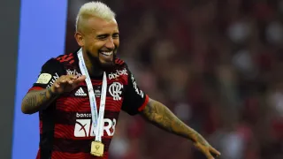 Números, polêmicas e reações das torcidas… como Vidal chega ao Athletico?