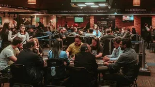 Primeiro dia de evento nacional lota casa de poker em Curitiba