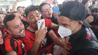 Com festa no aeroporto, Athletico embarca para o Uruguai; vídeos e fotos