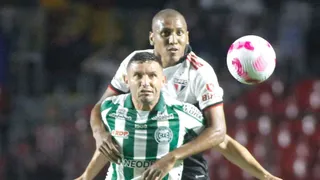 Falhas da zaga e limitações do Coritiba definem a 14ª derrota em 16 jogos como visitante