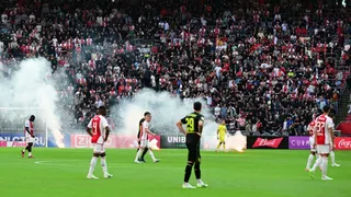 Clássico entre Ajax e Feyenoord é suspenso por arremesso de sinalizadores e vandalismo