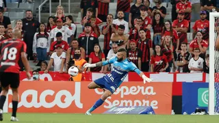 Muralha responde vaias da torcida do Athletico com defesas e “quase assistência”