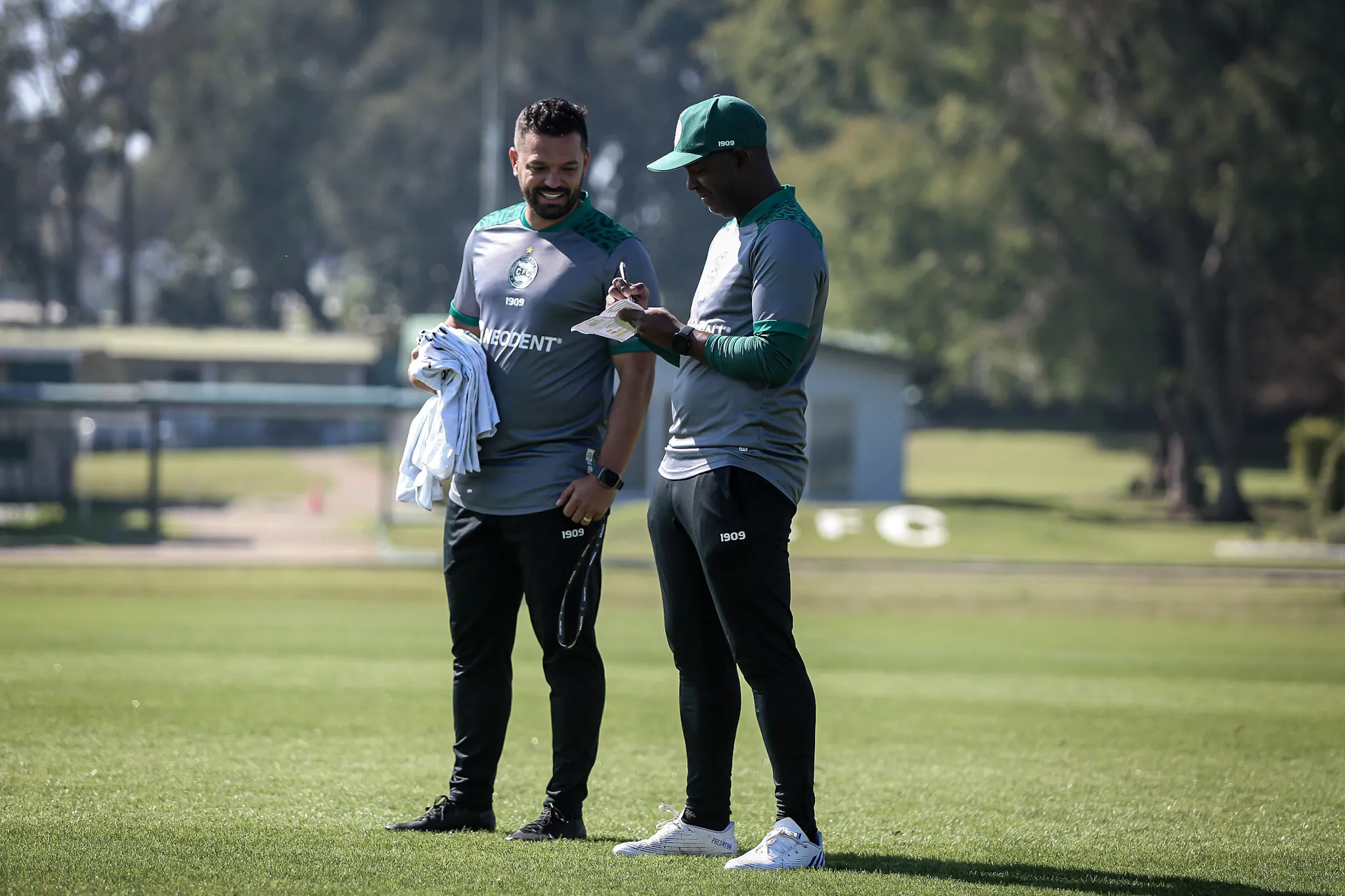 Auxiliares do Coritiba Willians Alves e Reginaldo Nascimento, em treinamento no CT da Graciosa