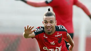 Athletico espera por reforços no BID e inscreve 28 jogadores no Paranaense