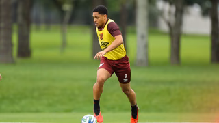 Após dois meses, Vitor Roque volta aos treinos pelo Athletico