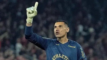 Santos faz história e vira o goleiro com mais jogos pelo Athletico
