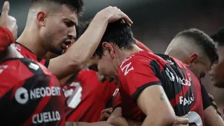 Athletico faz dever de casa em noite de estreias e testes de Felipão