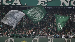 Torcedor do Coritiba que caiu de arquibancada do Couto tem melhora e sai da intubação