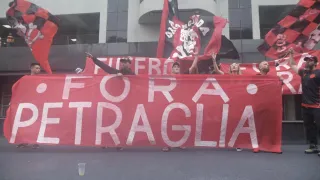 “Fora, Petraglia”: Torcida do Athletico protesta e pressiona diretoria