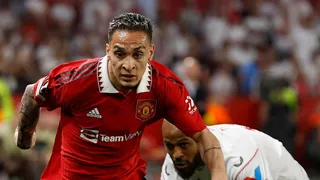 Antony é afastado pelo Manchester United após ser acusado de agressão