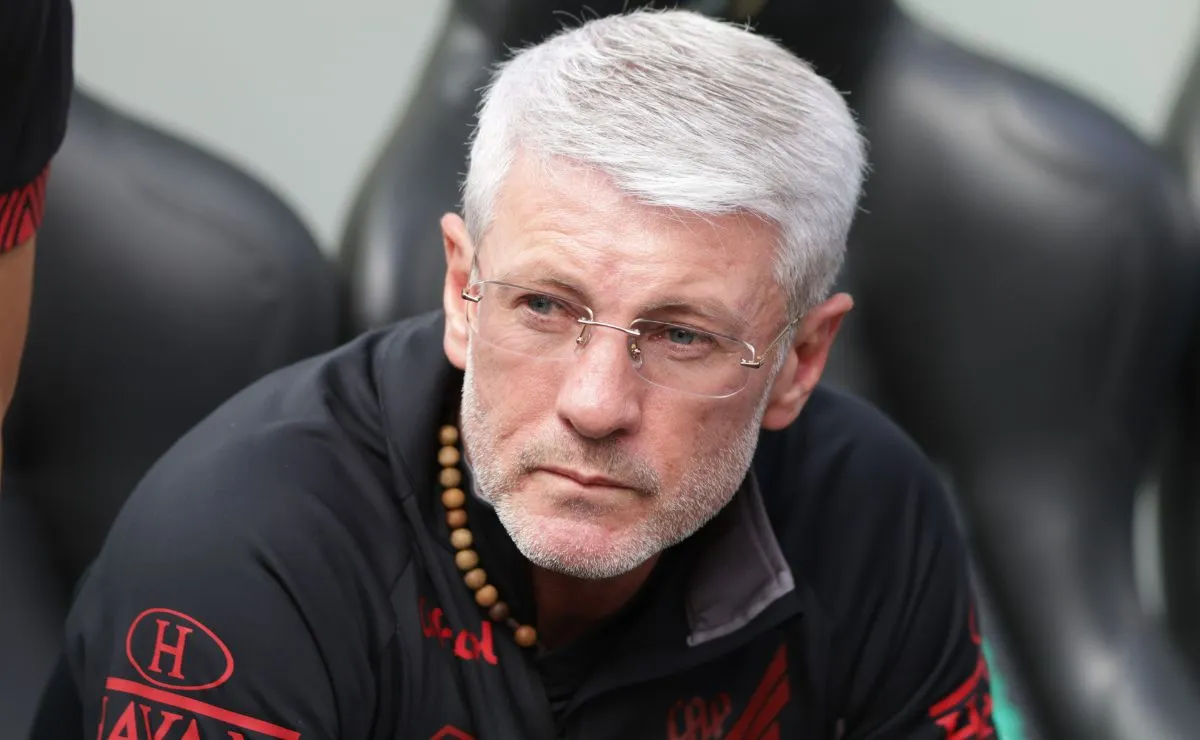 O técnico Odair Hellmann durante partida do Athletico. O treinador aguarda a definição sobre a renovação do contrato do zagueiro Carlos Terán.