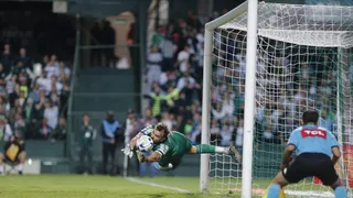 Gabriel brilha, Coritiba bate Criciúma nos pênaltis e avança no sufoco