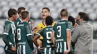 Coritiba mais uma vez reclama da arbitragem após erros no Couto: “É inadmissível”