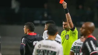 Diretor ex-Paraná demite zagueiro que agrediu Zeca, do Coritiba