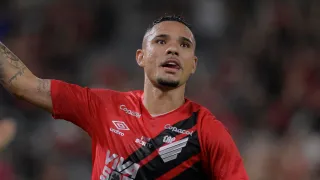 Atacante do Athletico lidera estatística na Série B