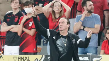 Campeão com o Galo, Cuca tira fotos com rubro-negros e se rende: “Astral incrível”
