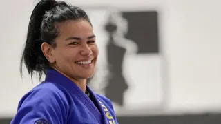 Campeã mundial de jiu-jítsu, Mayara Custódio já precisou vender bala no semáforo