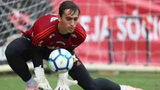Goleiro César, do Flamengo, entra no radar do Coritiba