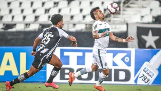 Árbitro comete dois erros decisivos, e Coritiba perde para o Botafogo