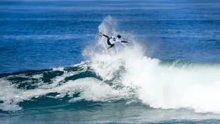 Vídeo: curitibano arrasa em aéreo e dá trabalho ao atual campeão no Mundial de Surfe