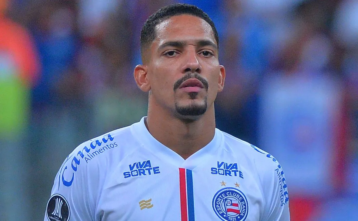 Gilberto em lance pelo Bahia durante partida oficial. O lateral-direito aparece com a camisa do Tricolor de Aço em ação de jogo.