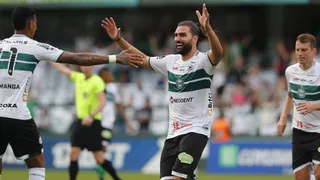 Bola parada descomplica vida do semifinalista Coritiba