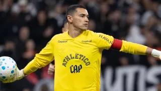 Goleiro Santos vira preocupação no Athletico após complicação em tratamento médico