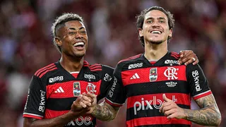 Astro do Flamengo é alvo da PF em investigação por cartão amarelo