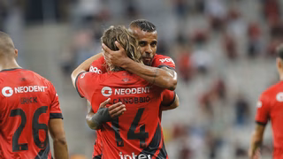 Em jogo pegado, Athletico vence o Internacional nos acréscimos e volta ao G6