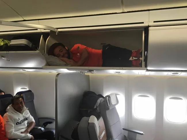 Mathias Mester no bagageiro do avião. (Reprodução/Facebook)