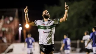 Zagueiro comemora primeiro gol pelo Coritiba e explica mudança tática