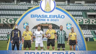 Coxa formaliza terceira reclamação contra arbitragem e aguarda VAR na Série B