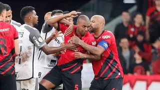 Cartão amarelo, cartão vermelho. O que ocorre com Fernandinho no Athletico?