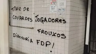 Muros do Engenhão são vandalizados em protesto contra John Textor e Botafogo responde
