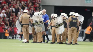 Arremesso de objetos, invasão de campo e 9 vermelhos: súmula detalha batalha do Atletiba